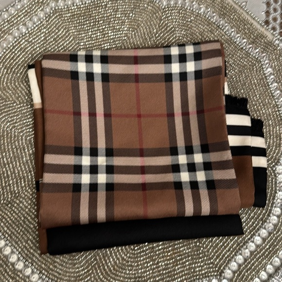 Burberry scarf for man Stylish and cozy soft and cushy Authentic Burberry Scarf. - Picture 8 of 9